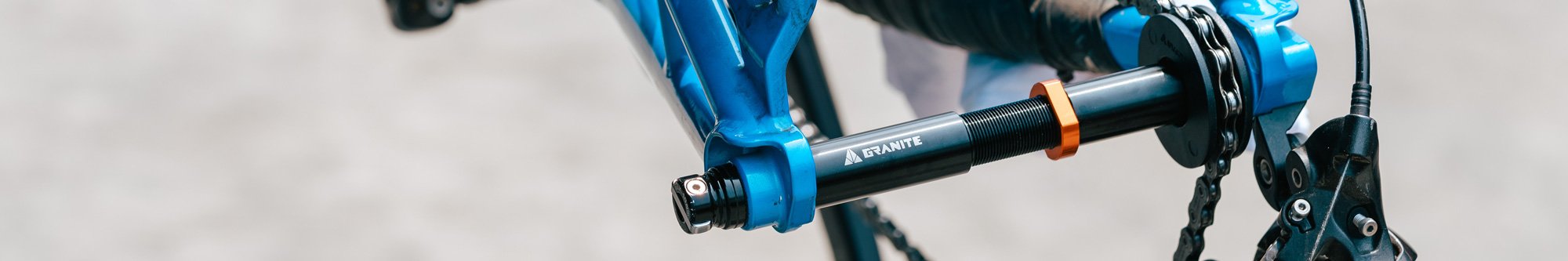 Granite Chaindock dummy hub Close-up of a bicycle's blue suspension fork on a blurred background