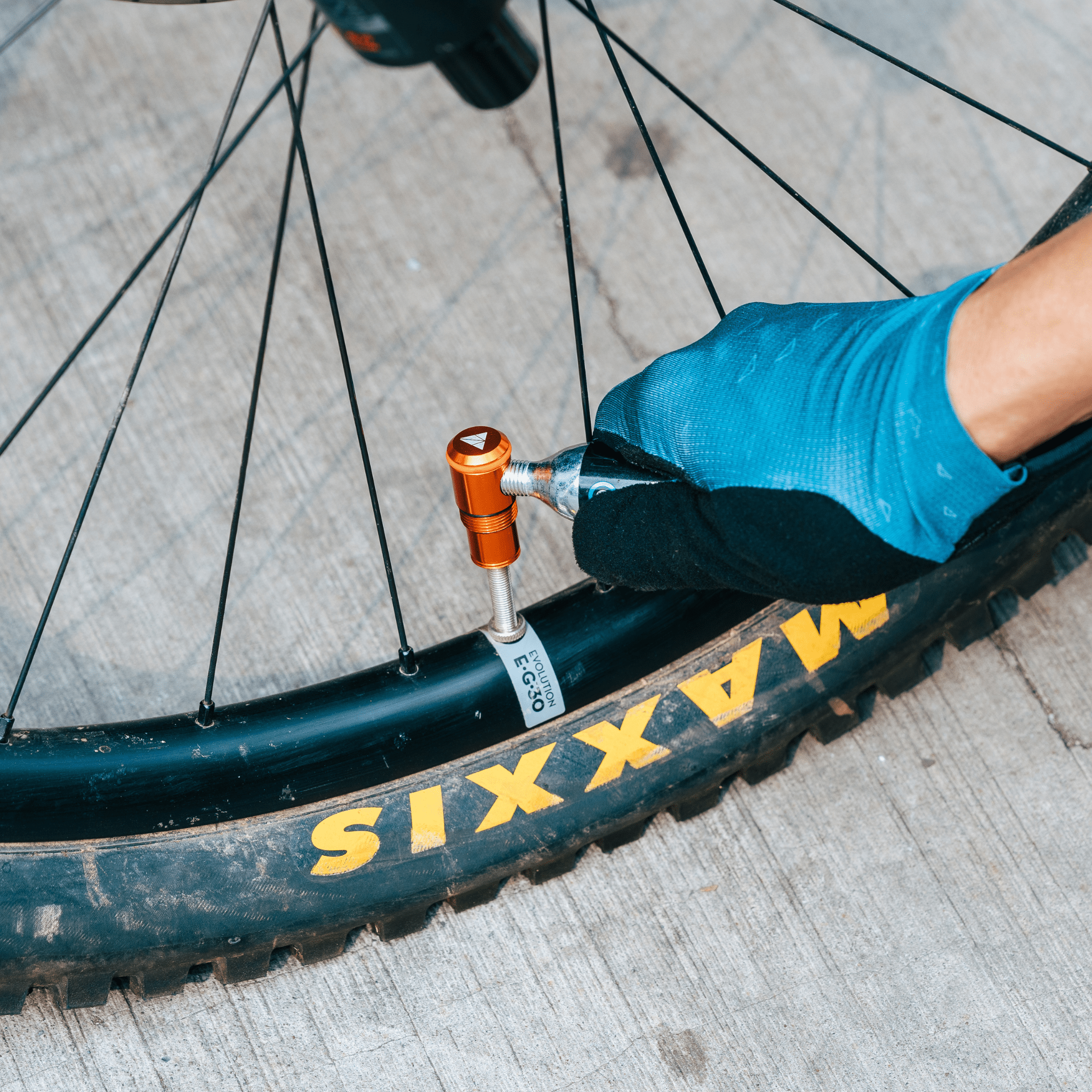 Granite Suture Aero plugs punctures and includes a CO2 inflator and pump feature to MTB or bike repairs.